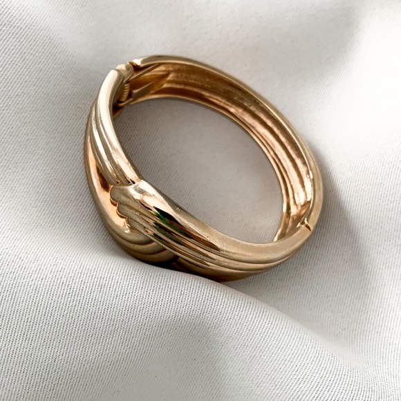 Gorgeous vintage golden colour bangle - Picture 2 of 4